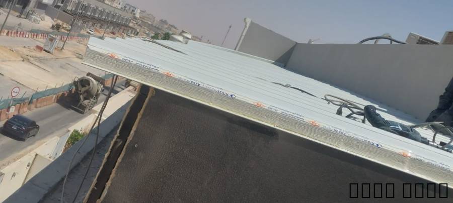 ساندوتش بانل بج, موضوعساندوتش با, التجار والبناء