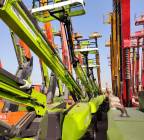 scissor lifts& manlifts re, الشاحنات , رافعة